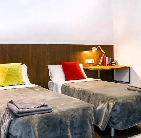 Traveller House 8 Bedroom Apartment *