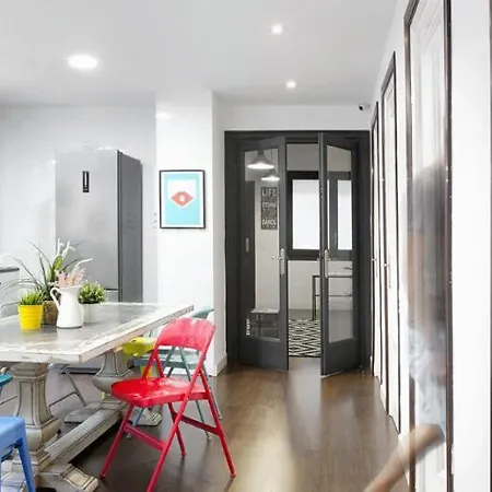 Traveller House 8 Bedroom Apartment Barcelona