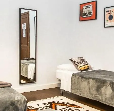Traveller House 8 Bedroom Apartment *
