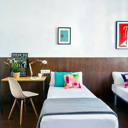 Traveller House 8 Bedroom Apartment *
