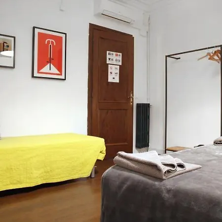 Traveller House 8 Bedroom Apartment Barcelona